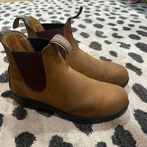 BLUNDSTONE BOOTS - 562 WOMEN'S CLASSICS CHELSEA BOOTS - CRAZY HORSE (size 8)